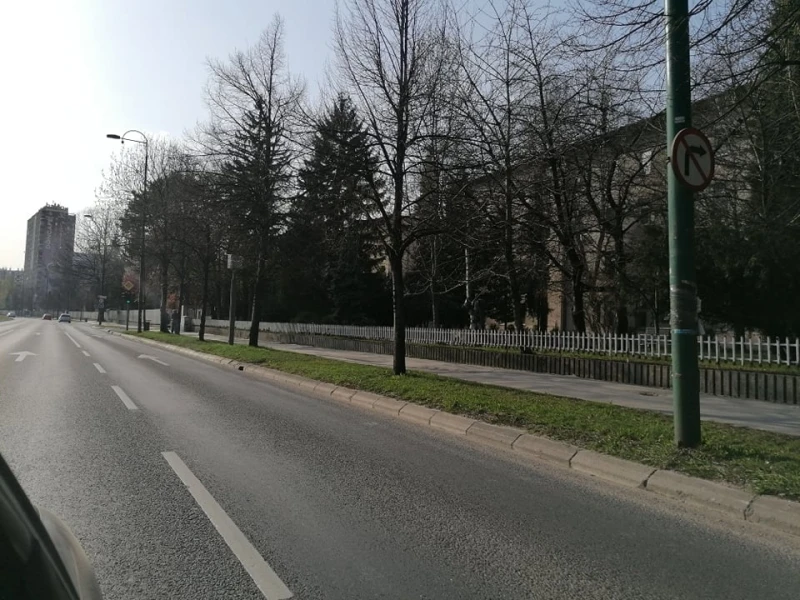 Na ulicama tek nekoliko automobila