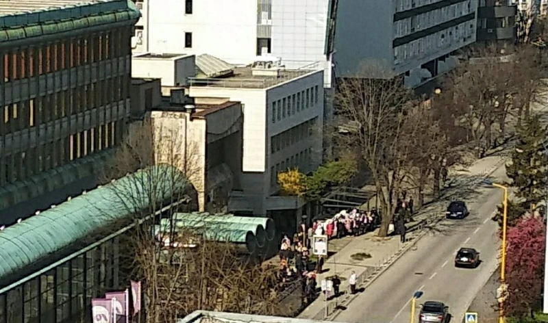 Velika gužva ispred NLB banke u Tuzli