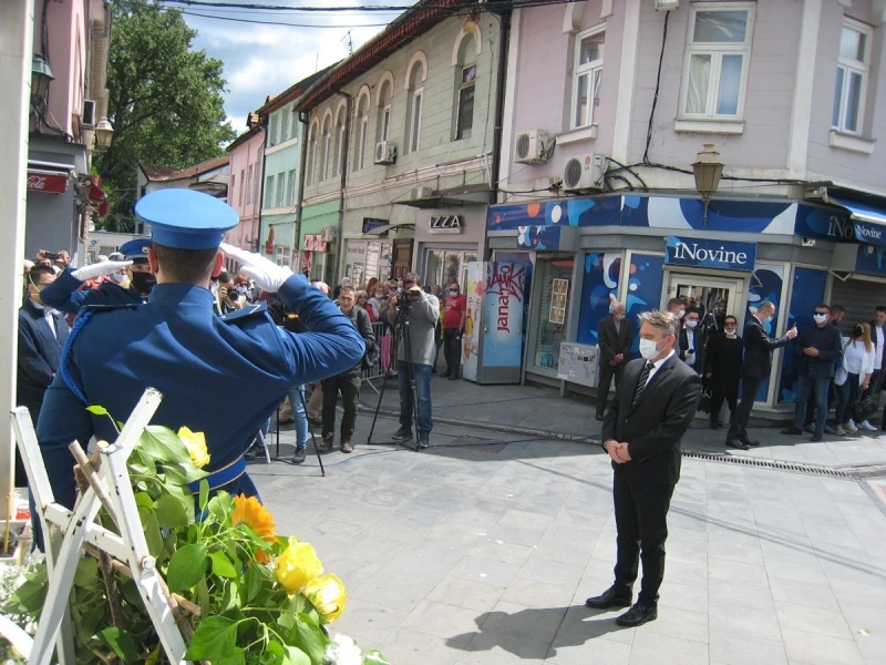 Kapija u Tuzli: Član Predsjedništva BiH Željko Komšić odaje počast