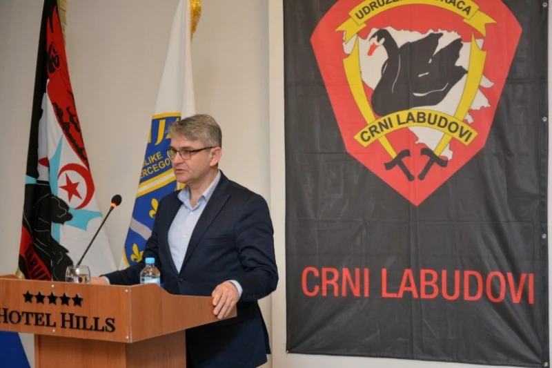 Crni labudovi, Salko Bukvarević 