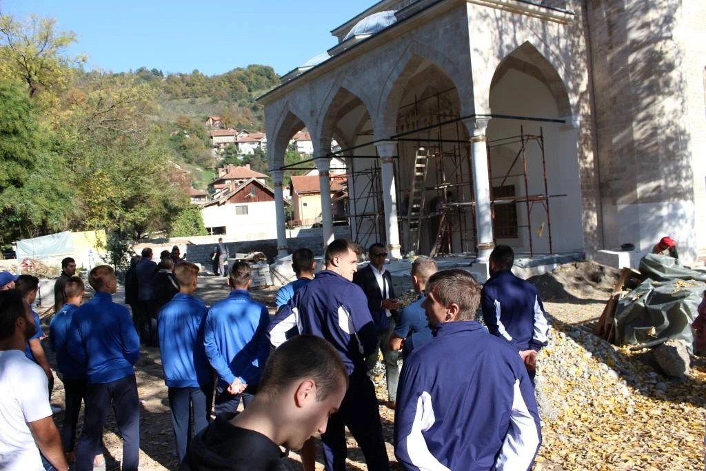 Fudbaleri željezničara ispred Aladža džamije u Foči